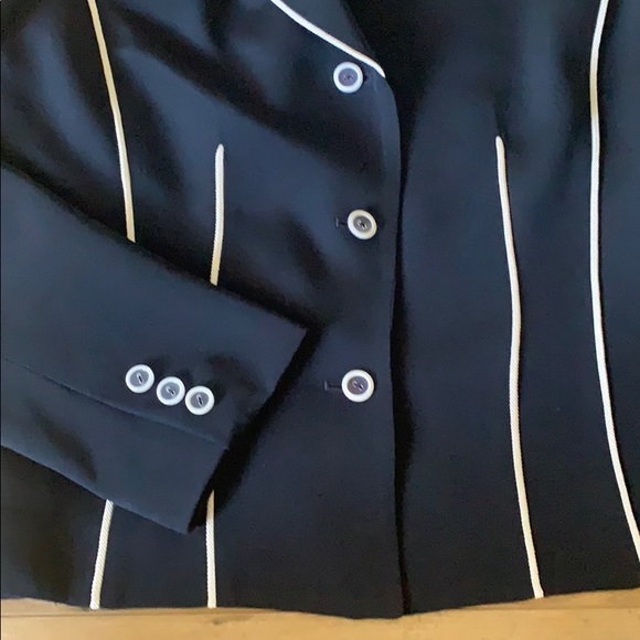 Classic Novello-Bloom Blazer With Piping Detail - Picture 5 of 8